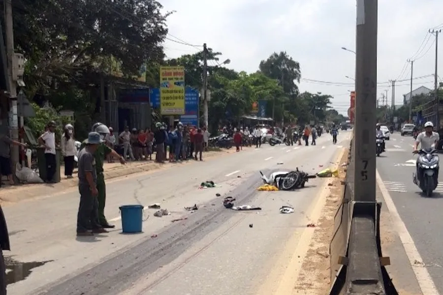 Hiện trường vụ tai nạn khiến hai người đi xe máy thương vong. Ảnh: TN