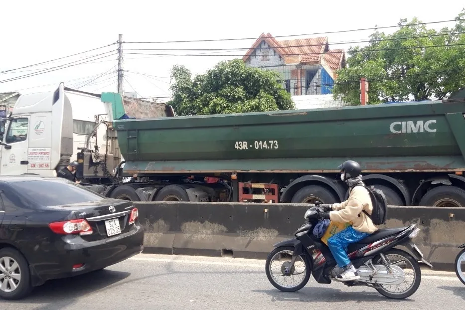 Sau tai nạn, lực lượng chức năng có mặt phân luồng giao thông. Ảnh: TN