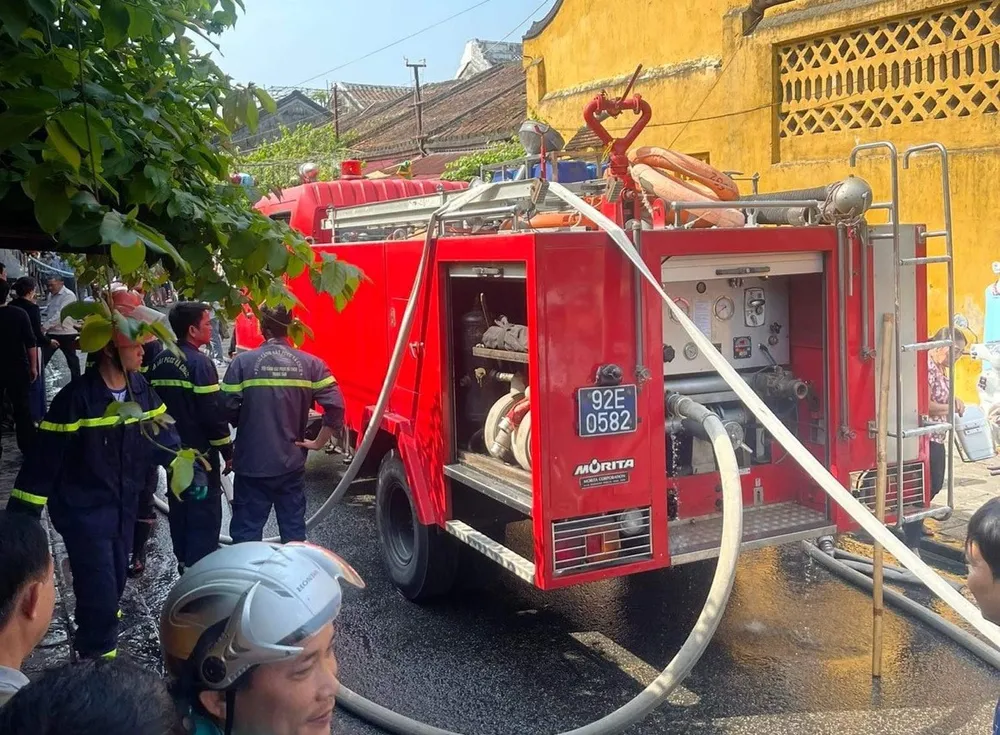 Xe chữa cháy đến hiện trường. Ảnh: TN