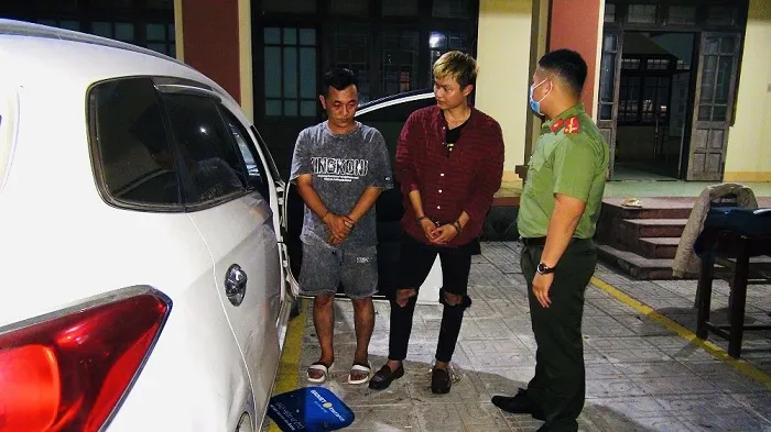 Chinh và An cùng tang vật vụ án. Ảnh: CA Chinh và An cùng tang vật vụ án. Ảnh: CA