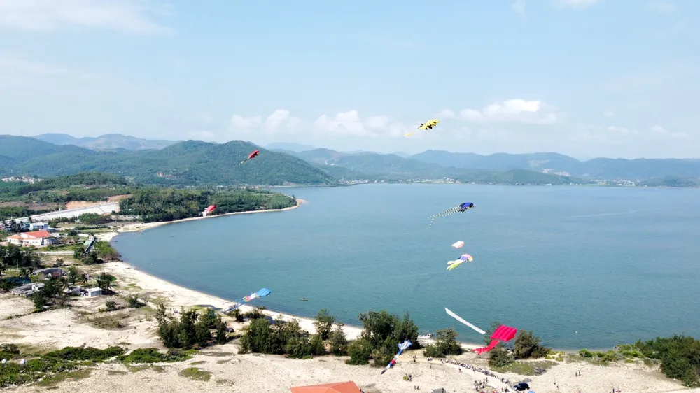 Gắn liền với Văn hoá Sa Huỳnh còn có đầm An Khê và lạch An Khê.