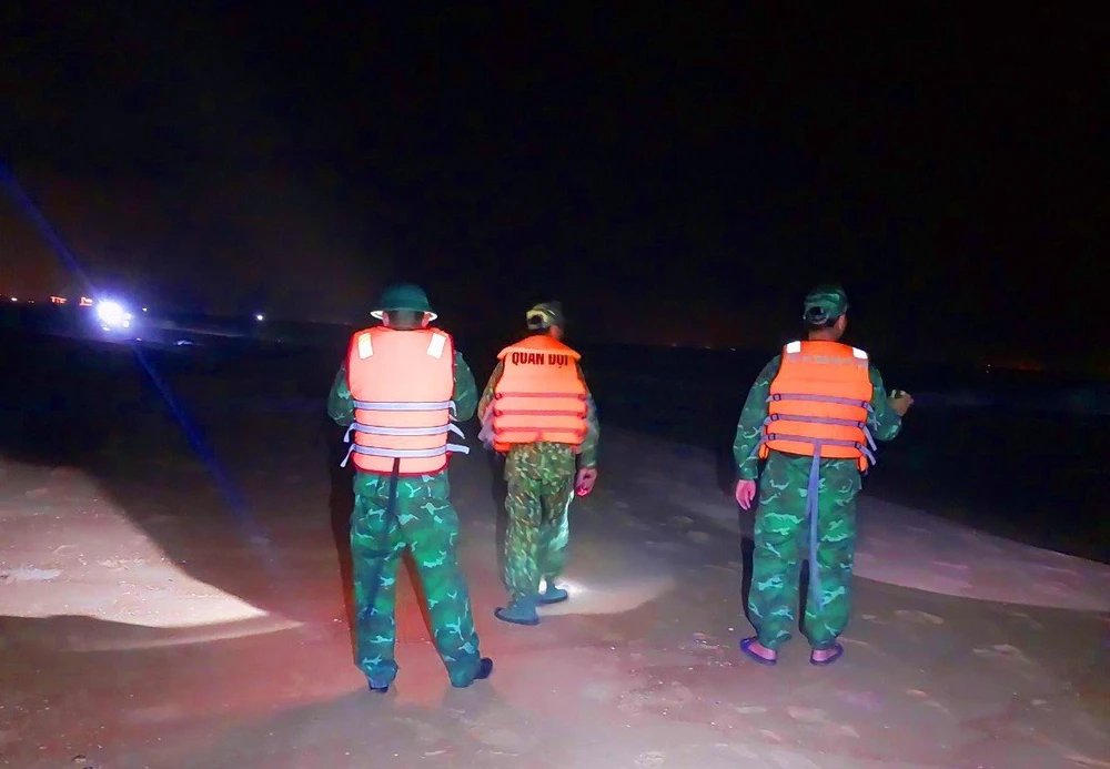 Bộ đội Biên phòng trắng đêm tìm kiếm tung tích nạn nhân. Ảnh: HA