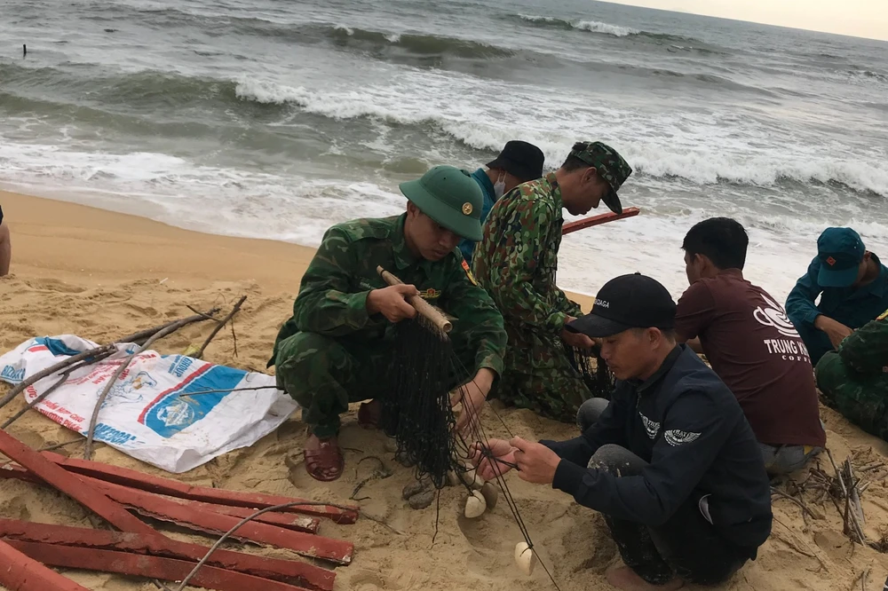 Đến 10 giờ ngày 28-3, lực lượng chức năng và người dân vẫn đang nỗ lực tìm kiếm nạn nhân mất tích. Ảnh: HA