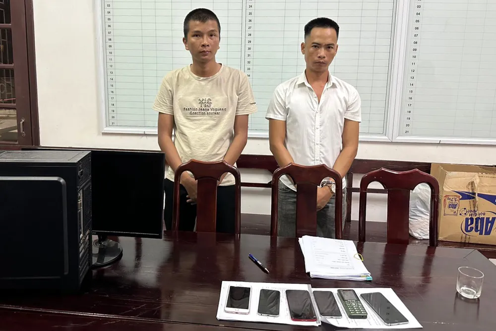 Tịnh và Hiếu tại cơ quan công an. Ảnh: CA Tịnh và Hiếu tại cơ quan công an