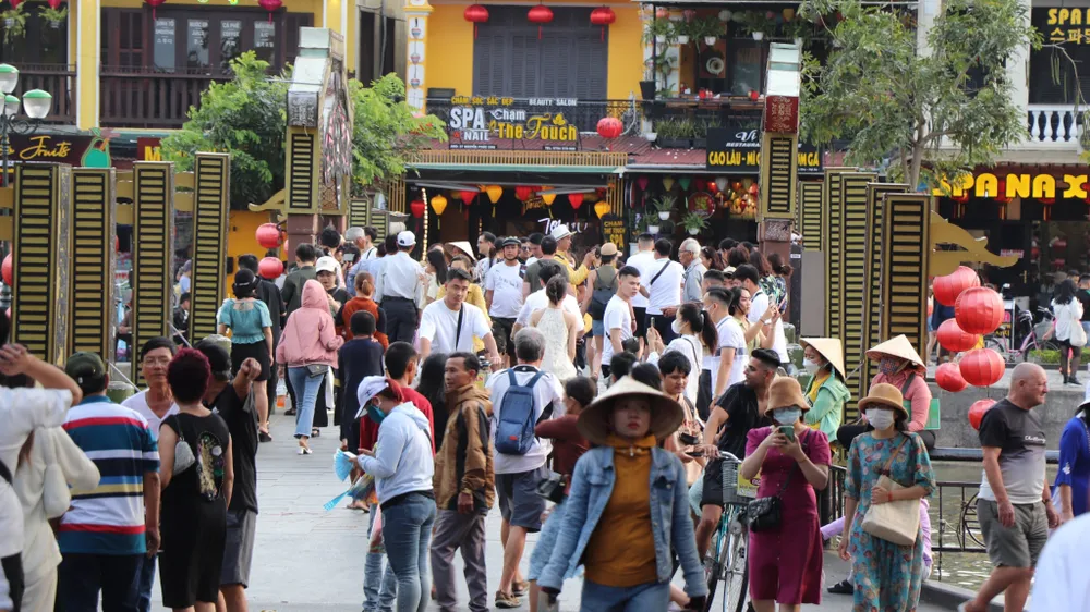 Sáu tháng đầu năm, Quảng Nam đón 4,6 triệu lượt khách. Ảnh: TN Sáu tháng đầu năm, Quảng Nam đón 4,6 triệu lượt khách. Ảnh: TN