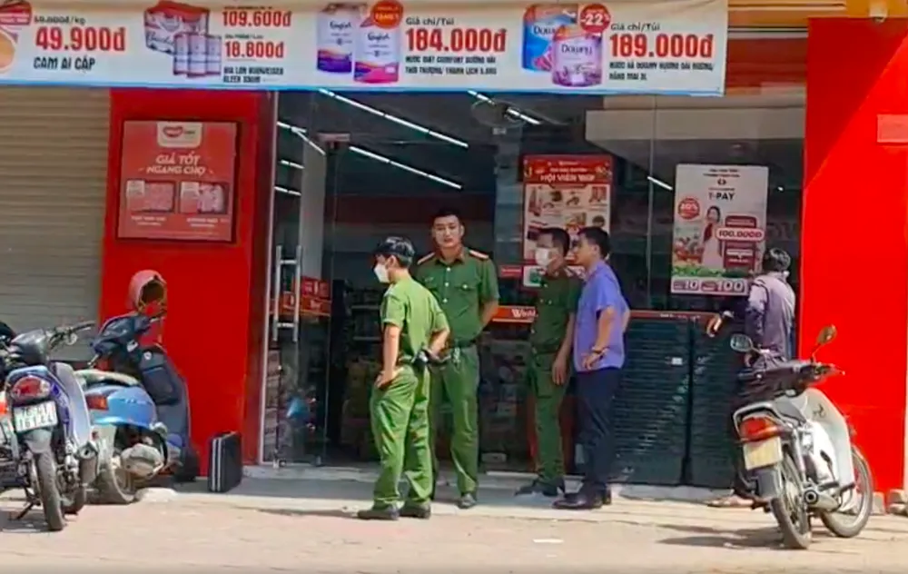 Lực lượng chức năng có mặt tại hiện trường vụ án. Ảnh: TN