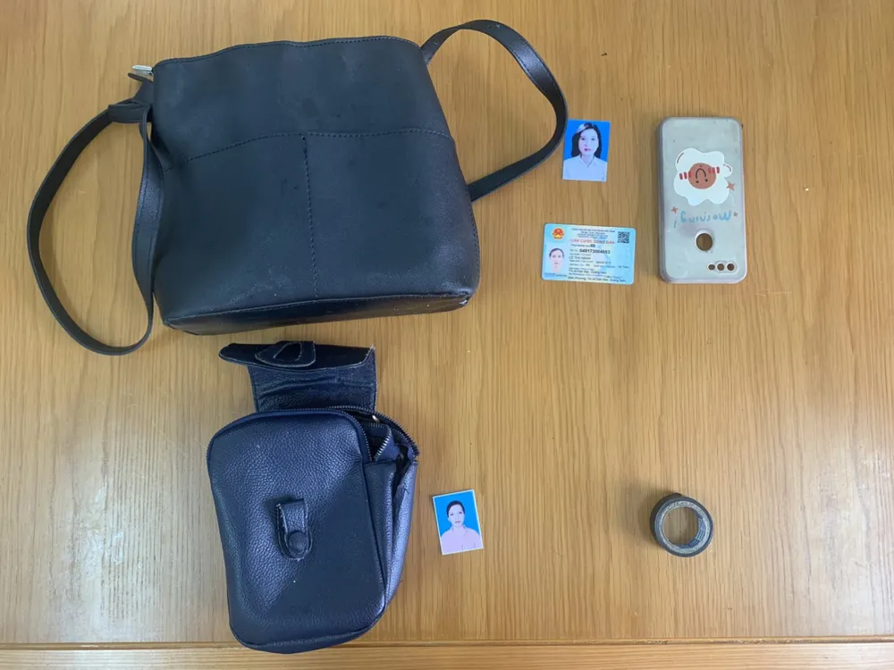 Công an thu giữ tang vật. Ảnh: PTH