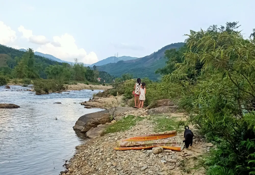 Đi ngang qua suối, hai học sinh lớp 1 bị nước cuốn trôi, tử vong.