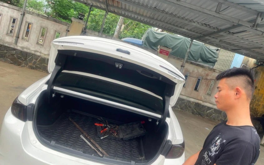 Chiếc ô tô là phương tiện nhóm người này dùng để gây án. Ảnh: CA