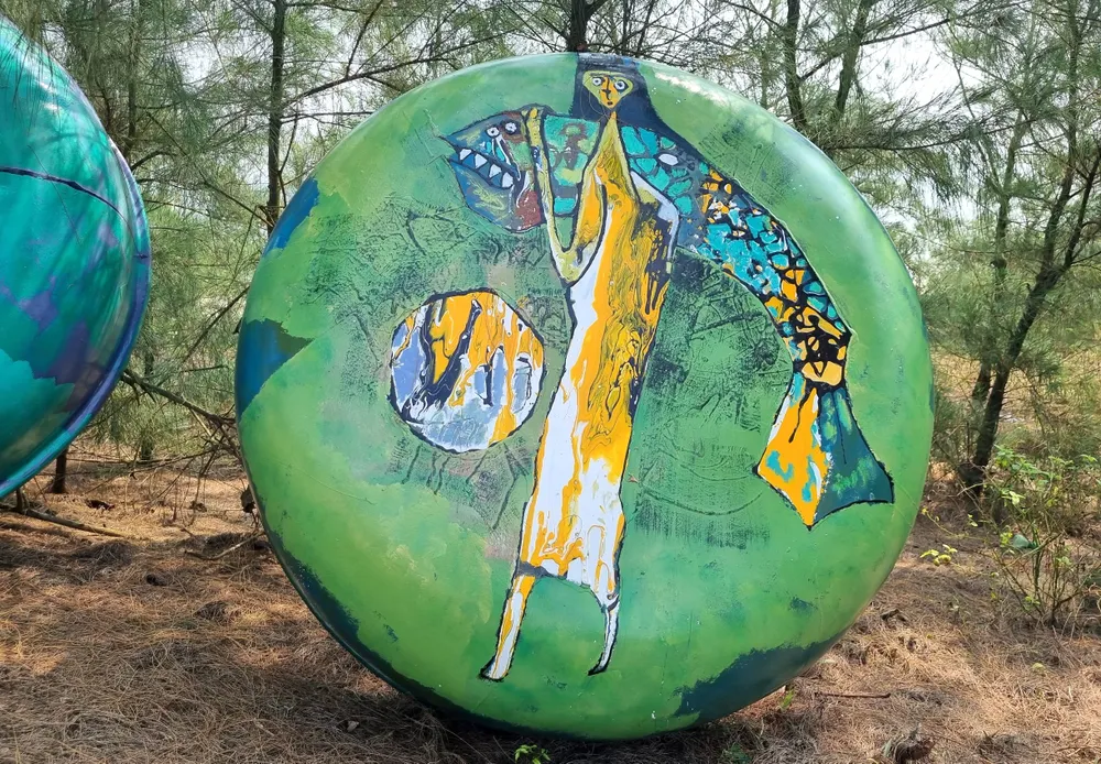 Tranh vẽ người phụ nữ cõng cá trên vai. Ảnh: THANH NHẬT