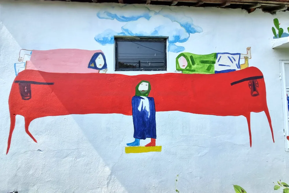 Người dân muốn hình vẽ phải y như đời thật. Họ cho rằng hình ảnh con bò không ra bò, trâu không ra trâu, khó coi. Ảnh: THANH NHẬT