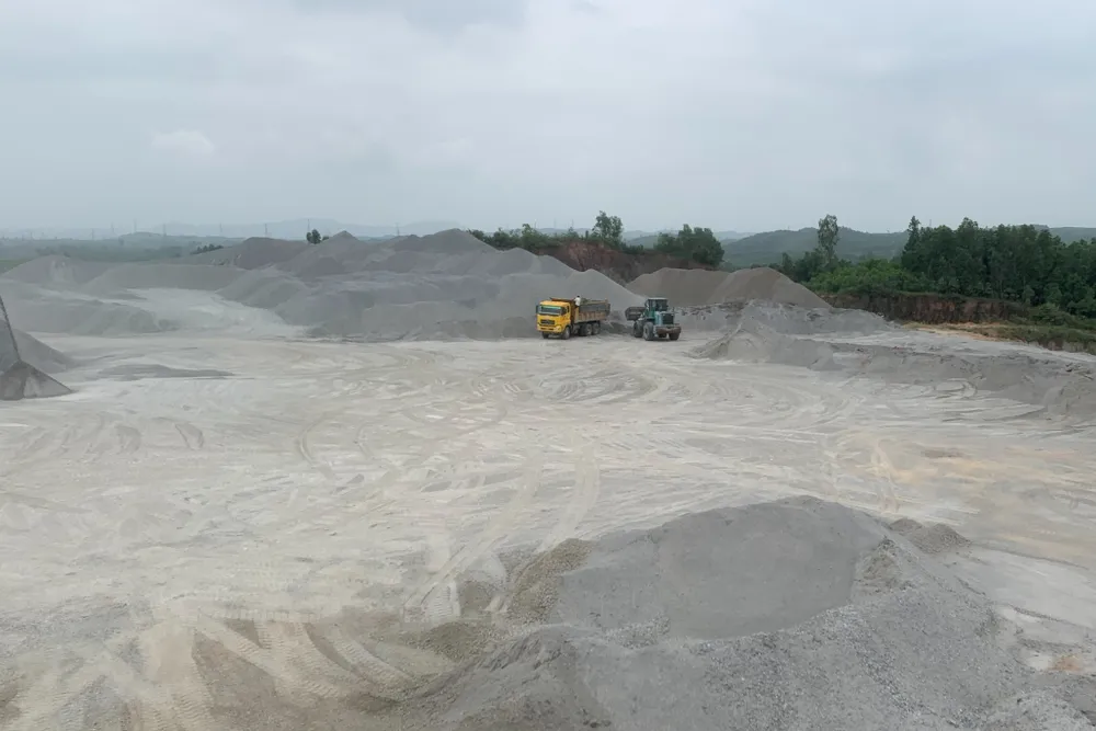 Sở Xây dựng Quảng Ngãi từng đề xuất sử dụng đá mi bụi thay cát xây dựng để giải quyết tình trạng khan hiếm cát trên địa bàn. Ảnh: TN