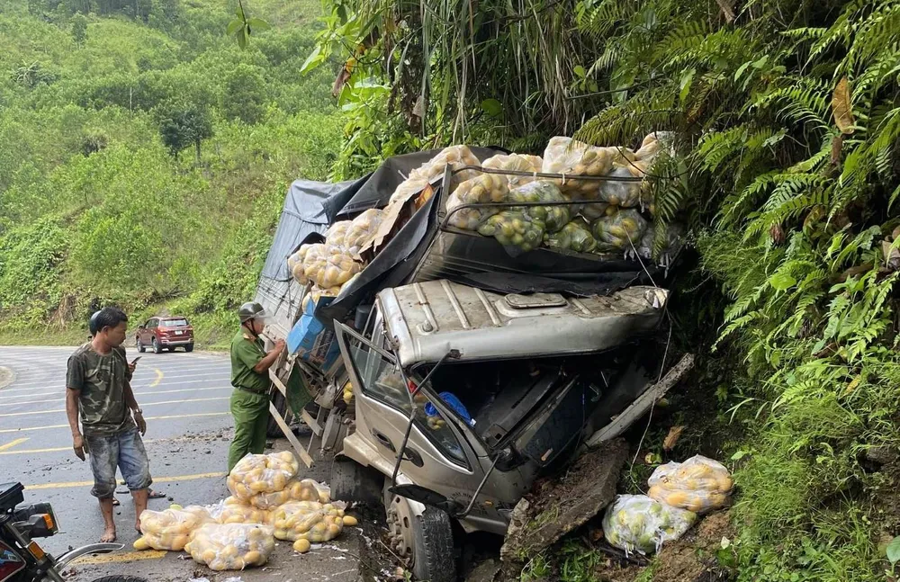 Xe tải mất lái, lao xuống rãnh và lật sang ta luy dương trên đường Hồ Chí Minh. Ảnh: TN Xe tải mất lái, lao xuống rãnh và lật sang ta luy dương trên đường Hồ Chí Minh. Ảnh: TN