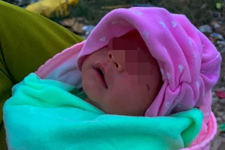 Bé trai mới vài ngày tuổi bị bỏ rơi ở bãi rác. Ảnh: TN