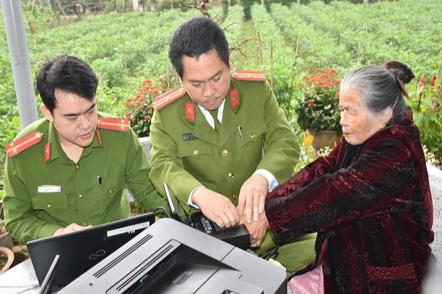 Công an tỉnh Quảng Nam đến tận nơi cấp CCCD cho người dân. Ảnh: CAQN