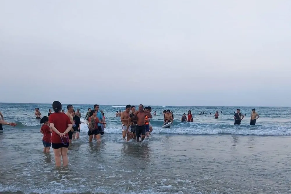 Phó trưởng Công an phường Phổ Hoà cùng bốn người dân cứu người đàn ông bị đuối nước. Ảnh: CTV