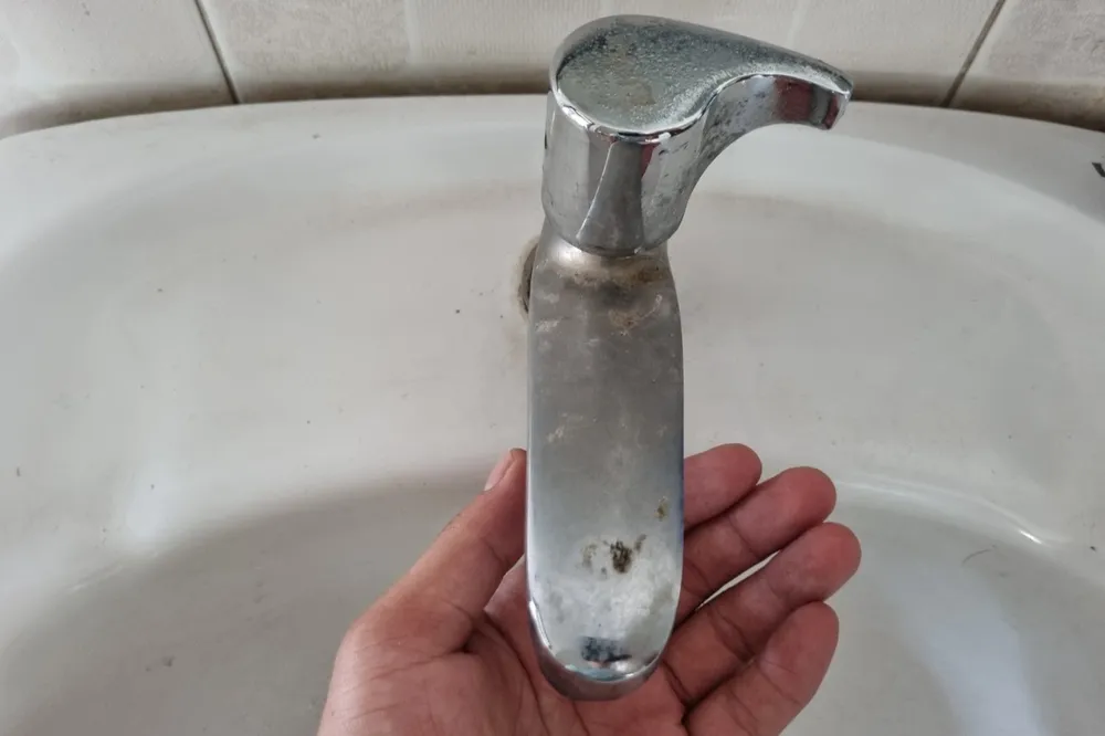 Ở khu vực đường Trần Đại Nghĩa (TP Tam Kỳ), dù mở hết công suất nhưng vẫn không có nước. Ảnh: TN