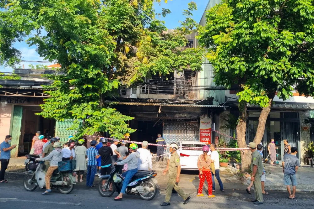 Căn nhà hai tầng bốc cháy trong đêm. Ảnh: TN Căn nhà hai tầng bốc cháy trong đêm. Ảnh: TN
