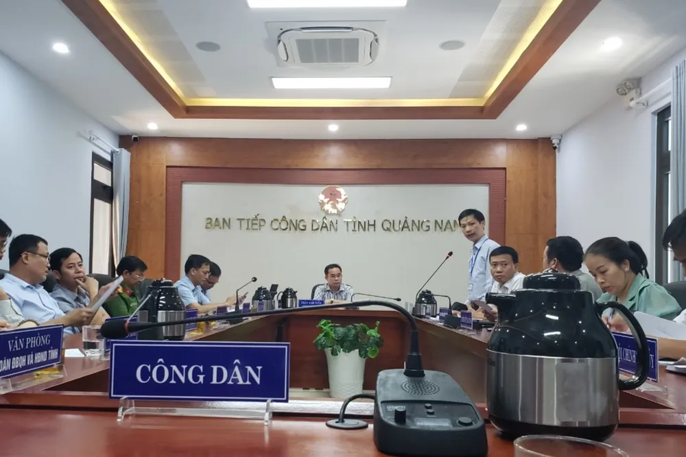 Phó Chủ tịch UBND tỉnh Quảng Nam Trần Anh Tuấn tiếp công dân liên quan đến các dự án của Công ty Bách Đạt An. Ảnh: TN
