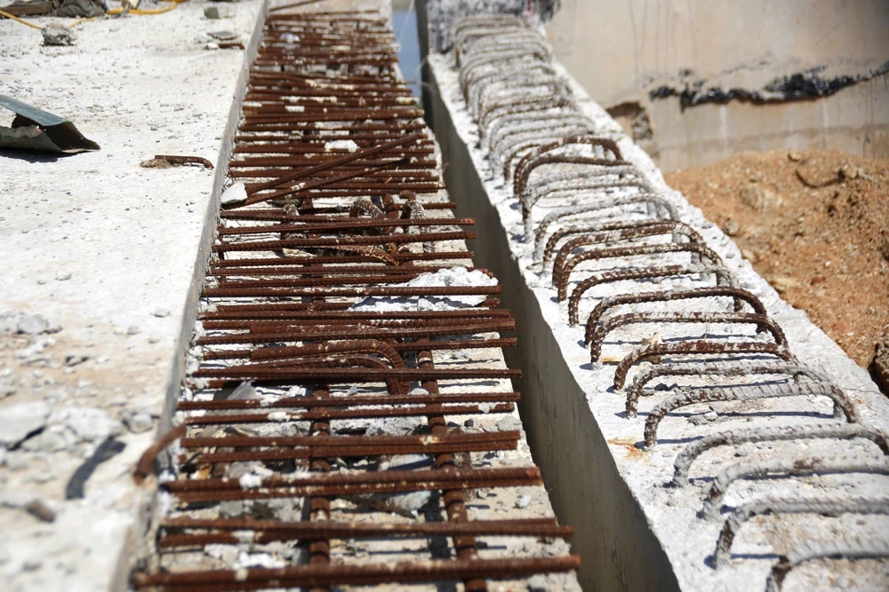 Phần nối giữa các nhịp cầu chưa thi công hoàn thiện đã hoen rỉ. Ảnh: TN