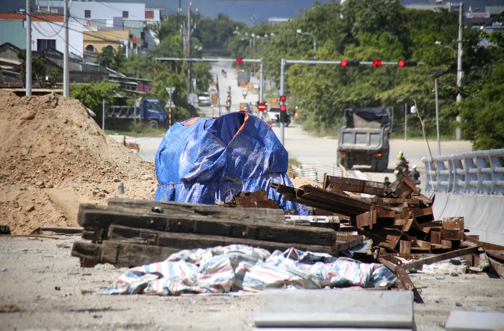 Mặc dù thời tiết nắng ráo nhưng trên cầu không có bóng dáng công nhân. Ảnh: TN