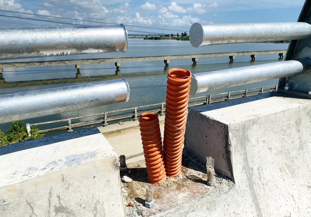 Hạng mục điện chưa đấu nối. Ảnh: TN