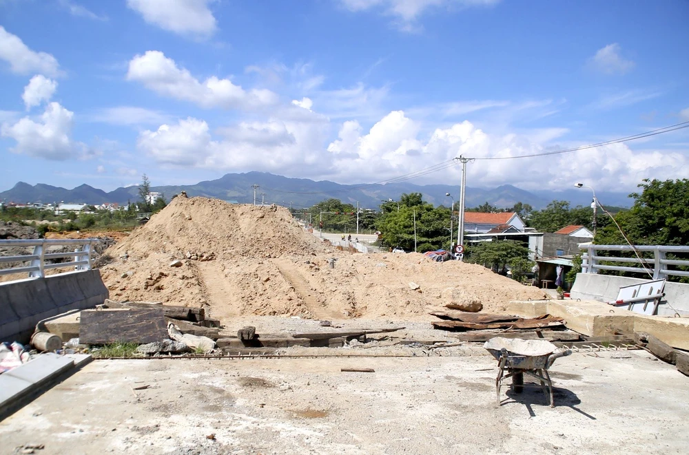 Đơn vị thi công đang chống lún tại đường dẫn phía thị trấn Núi Thành. Ảnh: TN