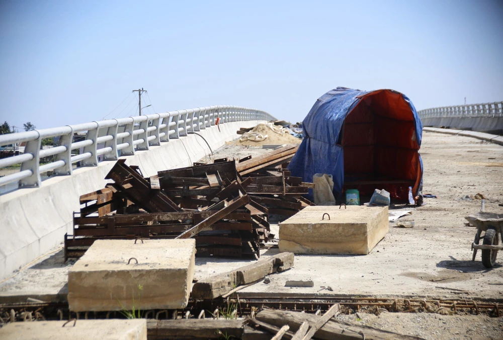 Ngổn ngang trên dự án cầu Tam Giang. Ảnh: TN