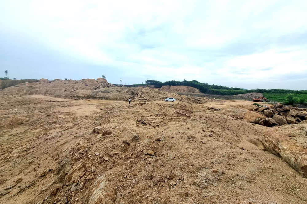 Mặt bằng dự án nghĩa trang Nỗng Tranh nham nhở. Ảnh: TN