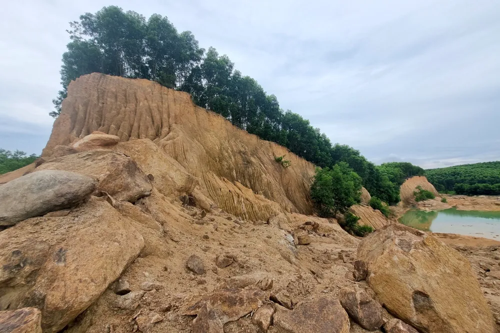 Nhiều vị trí đã bị đào sâu hơn hiện trạng ban đầu cả chục mét để tận thu đất