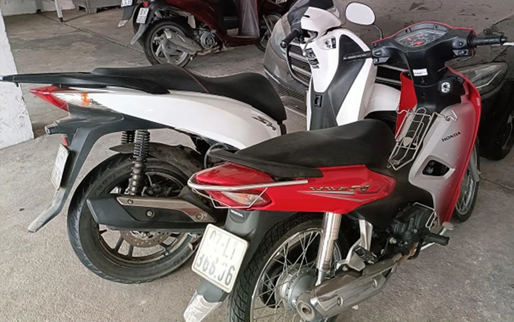 Tiên thuê hai chiếc xe máy rồi đặt làm giấy tờ giả mang đi cầm cố. Ảnh: CA