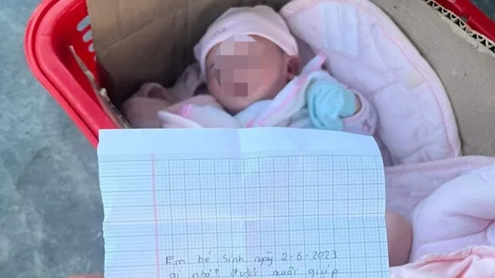 Bé trai sơ sinh 10 ngày tuổi bị bỏ rơi kèm lá thư nhờ nuôi giúp. Ảnh: TN Bé trai sơ sinh 10 ngày tuổi bị bỏ rơi kèm lá thư nhờ nuôi giúp. Ảnh: TN