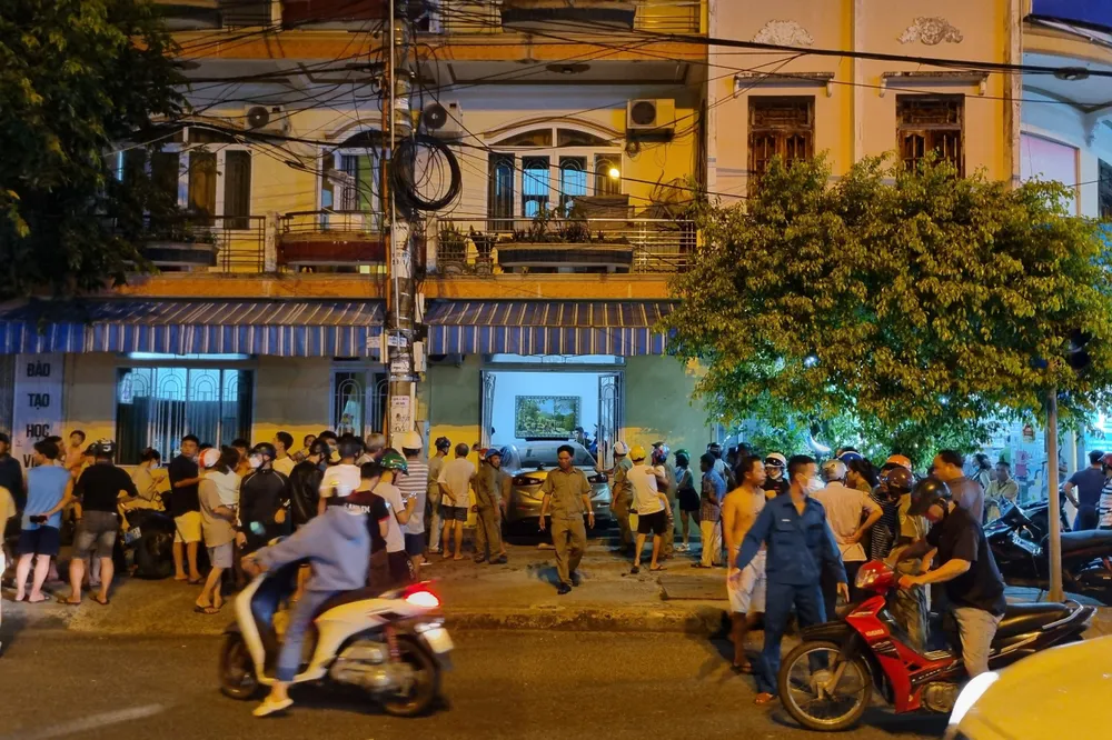 Rất đông người dân hiếu kỳ theo dõi vụ tai nạn giao thông. Ảnh: TN