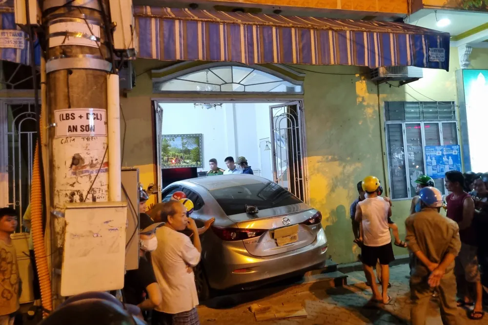 Ô tô bốn chỗ xuyên qua cửa chính, tông thẳng vào nhà dân. Ảnh: TN