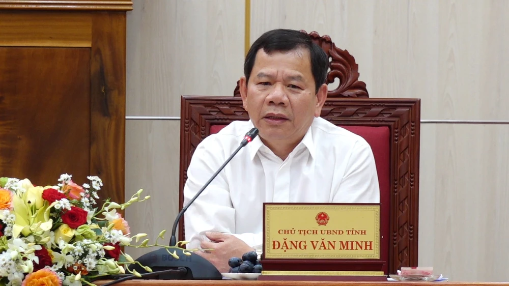 Chủ tịch UBND tỉnh Quảng Ngãi Đặng Văn Minh chủ trì buổi họp báo chiều 20-6. Ảnh: TN