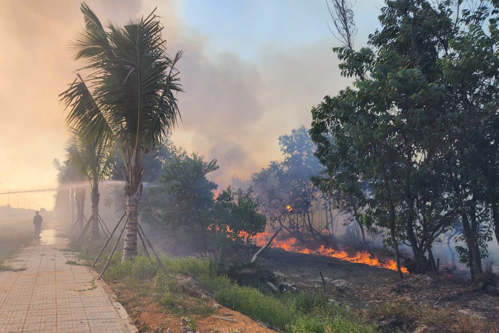 Khoảng 17 giờ, đám cháy cơ bản được dập tắt. Ảnh: TN