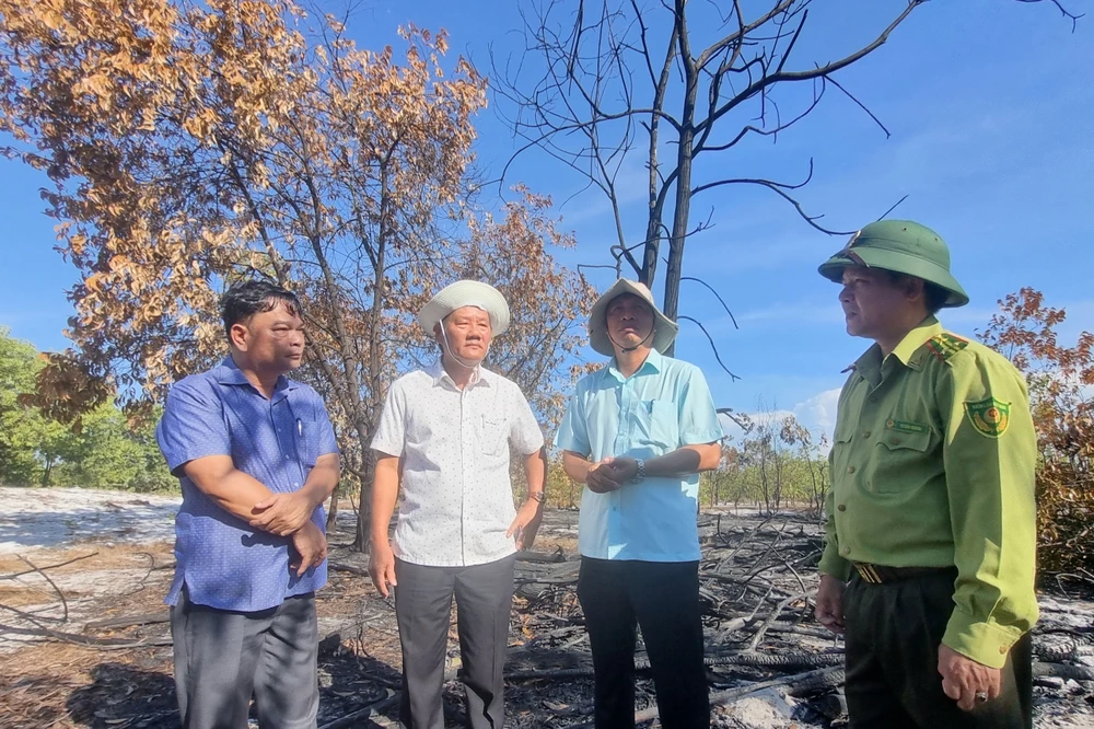 Ông Hồ Quang Bửu (áo xanh, đứng giữa) kiểm tra hiện trường. Ảnh: THANH NHẬT