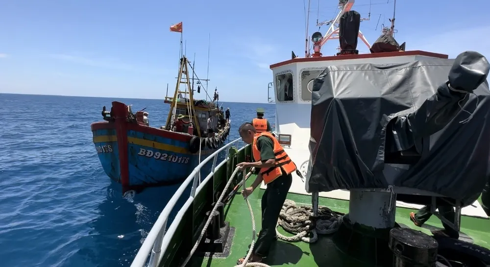 Bộ đội Biên phòng Quảng Ngãi phát hiện hai tàu cá khai thác tận diệt hải sản ven bờ. Ảnh: BP