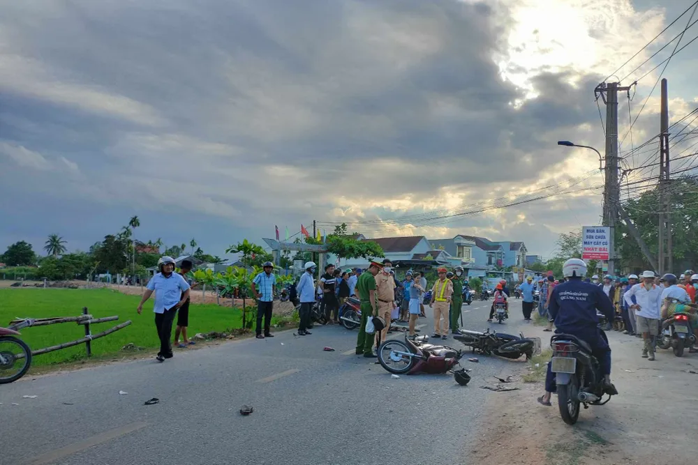 Hiện trường vụ tai nạn giữa ba xe máy khiến nam thí sinh tử vong. Ảnh: TN