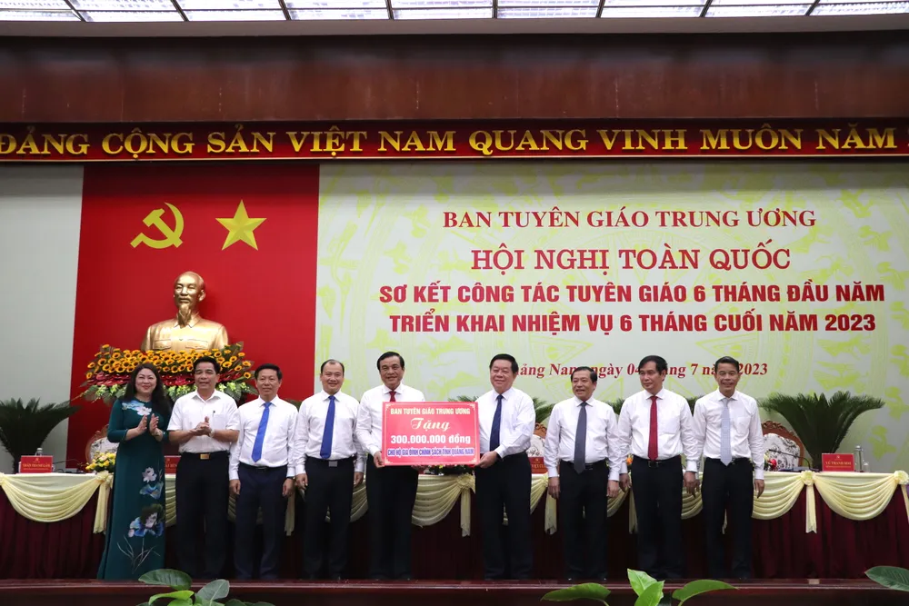Trưởng Ban Tuyên giáo Trung ương Nguyễn Trọng Nghĩa trao 300 triệu đồng tặng các gia đình chính sách trên địa bàn tỉnh Quảng Nam nhân kỷ niệm 76 năm Ngày Thương binh, Liệt sĩ. Ảnh: TN