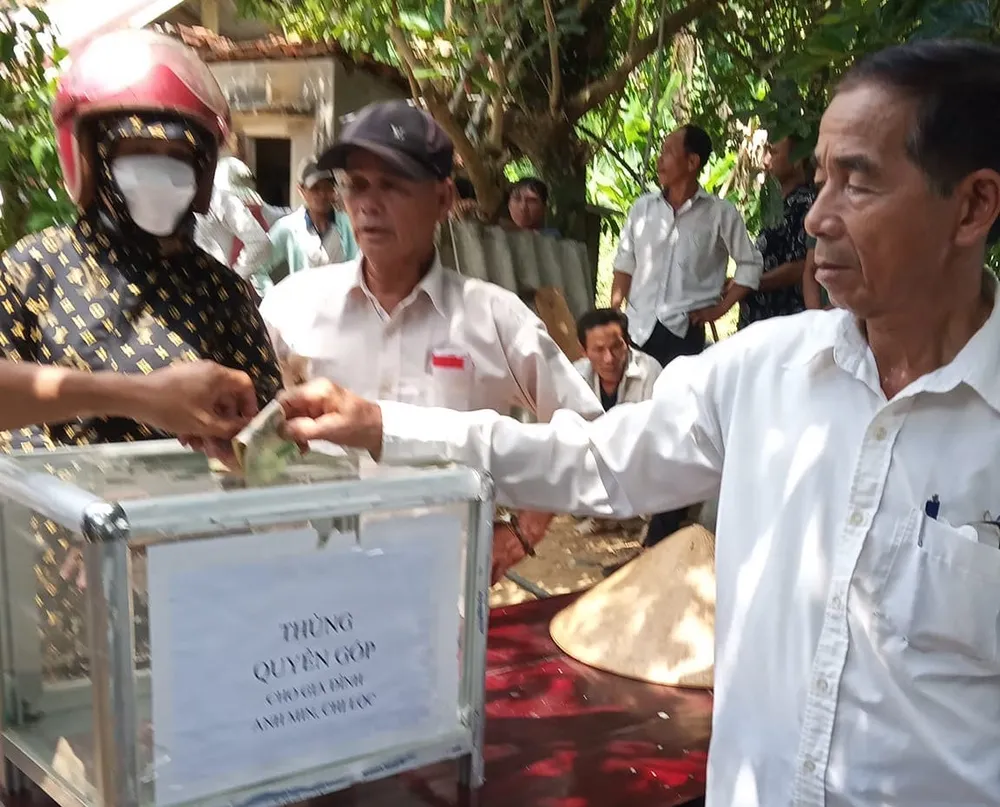 Người dân quyên góp giúp gia đình lo hậu sự. Ảnh: CTV Người dân quyên góp giúp gia đình lo hậu sự. Ảnh: CTV