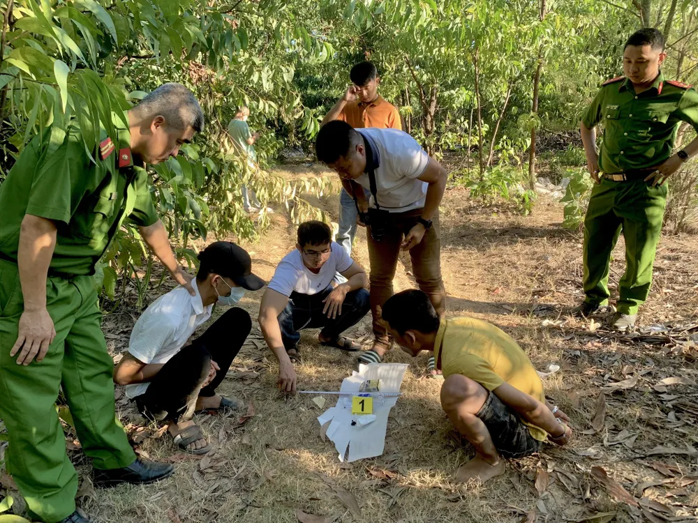Công an bắt giữ ba thanh niên mang theo súng, vào rừng chơi ma tuý. Ảnh: CA