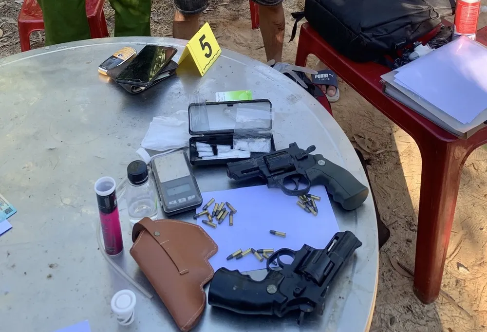 Công an thu giữ súng, đạn và ma tuý nhóm thanh niên mang theo. Ảnh: CA