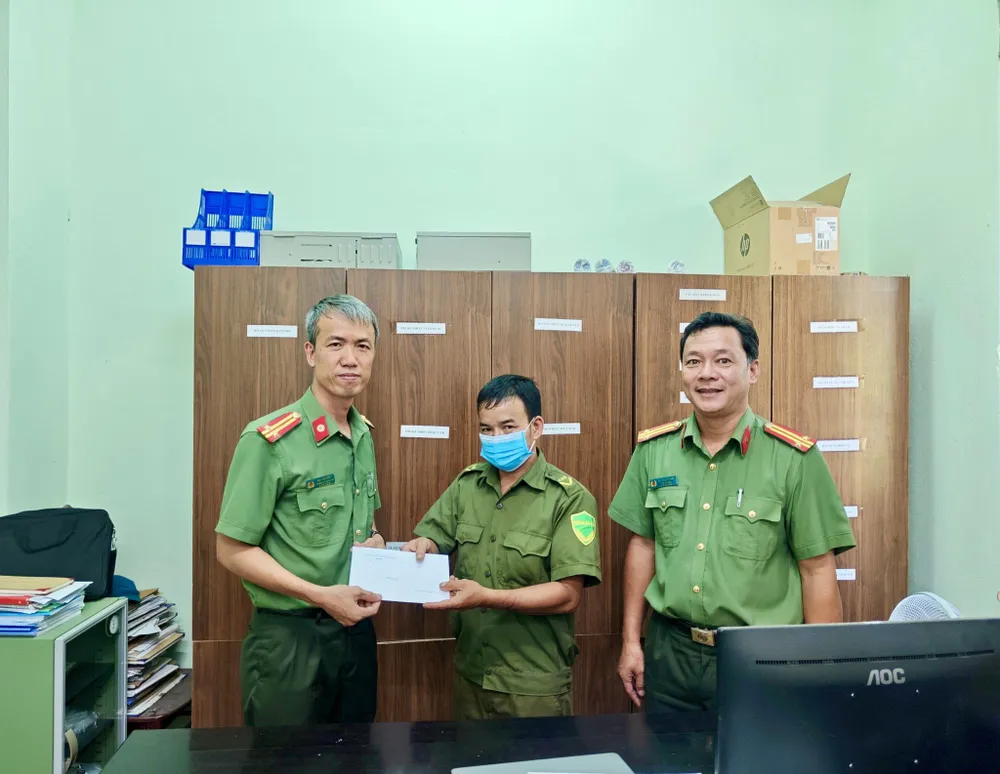 Công an TP Tam Kỳ và Công an xã Tam Thăng khen thưởng tổ tự quản thôn Thăng Tân. Ảnh: CA