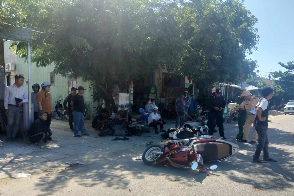 Vụ tai nạn liên hoàn làm một người bị thương, các xe liên quan hư hỏng. Ảnh: TN