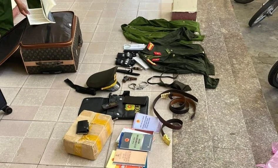 Trần Văn Trí đặt mua trang phục, bằng cấp giả trên mạng xã hội. Ảnh: CA