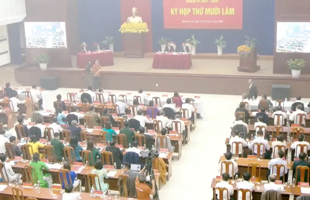 Hội trường bất ngờ xuất hiện làn khói trắng. Ảnh: TN Hội trường bất ngờ xuất hiện làn khói trắng. Ảnh: TN