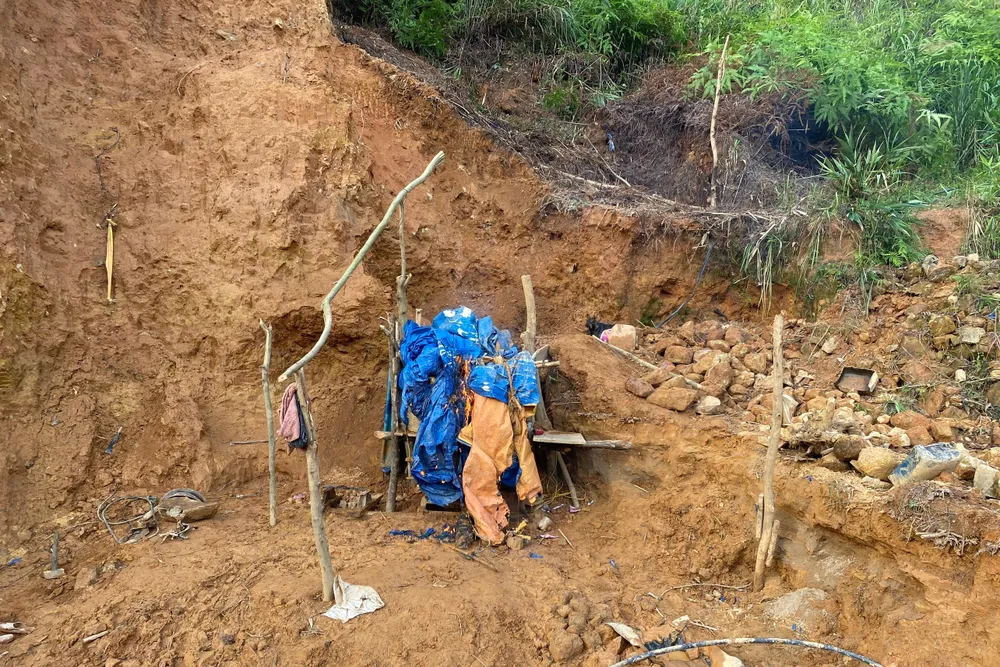 Công an truy quét “vàng tặc” tại bãi vàng 5A. Ảnh: TN Công an truy quét “vàng tặc” tại bãi vàng 5A. Ảnh: TN