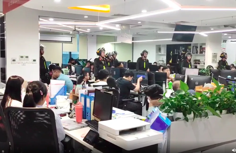 Công an khám xét trụ sở công ty. Ảnh: CA Công an khám xét trụ sở công ty. Ảnh: CA