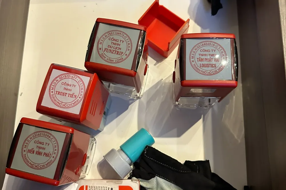 Các con dấu bị công an thu giữ. Ảnh: CA